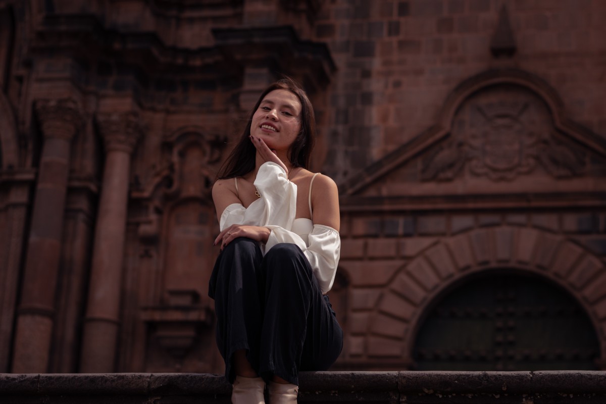 Modelo en la Plaza de armas de Cusco, enero del 2025